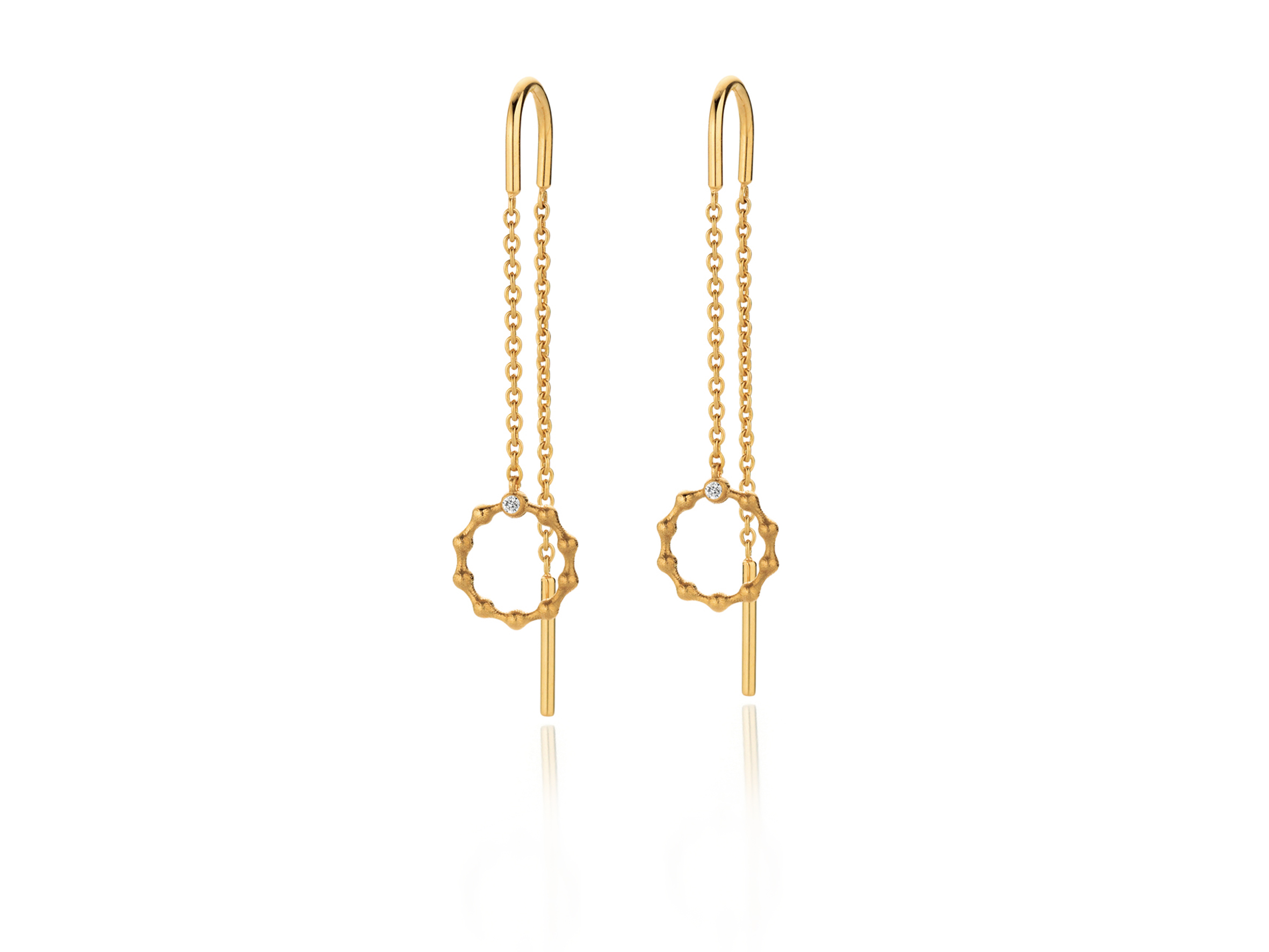 Flooow von Jörg Heinz, Ohrhänger in Gelbgold mit einem kleinen Brillant