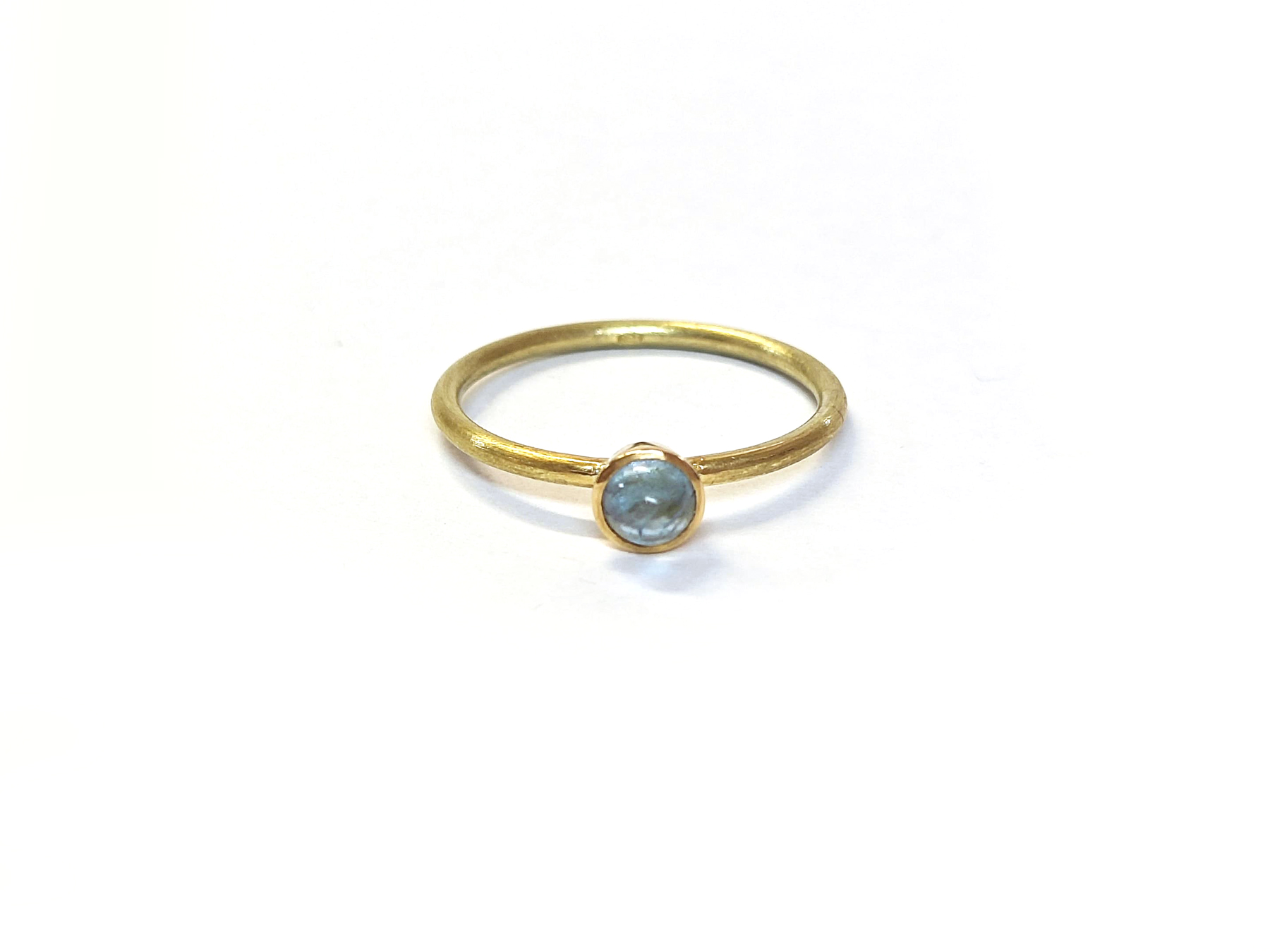 Ring Cullmann Gelbgold mit einen Aquamarin mit Cabouchonschliff in Gelbgold