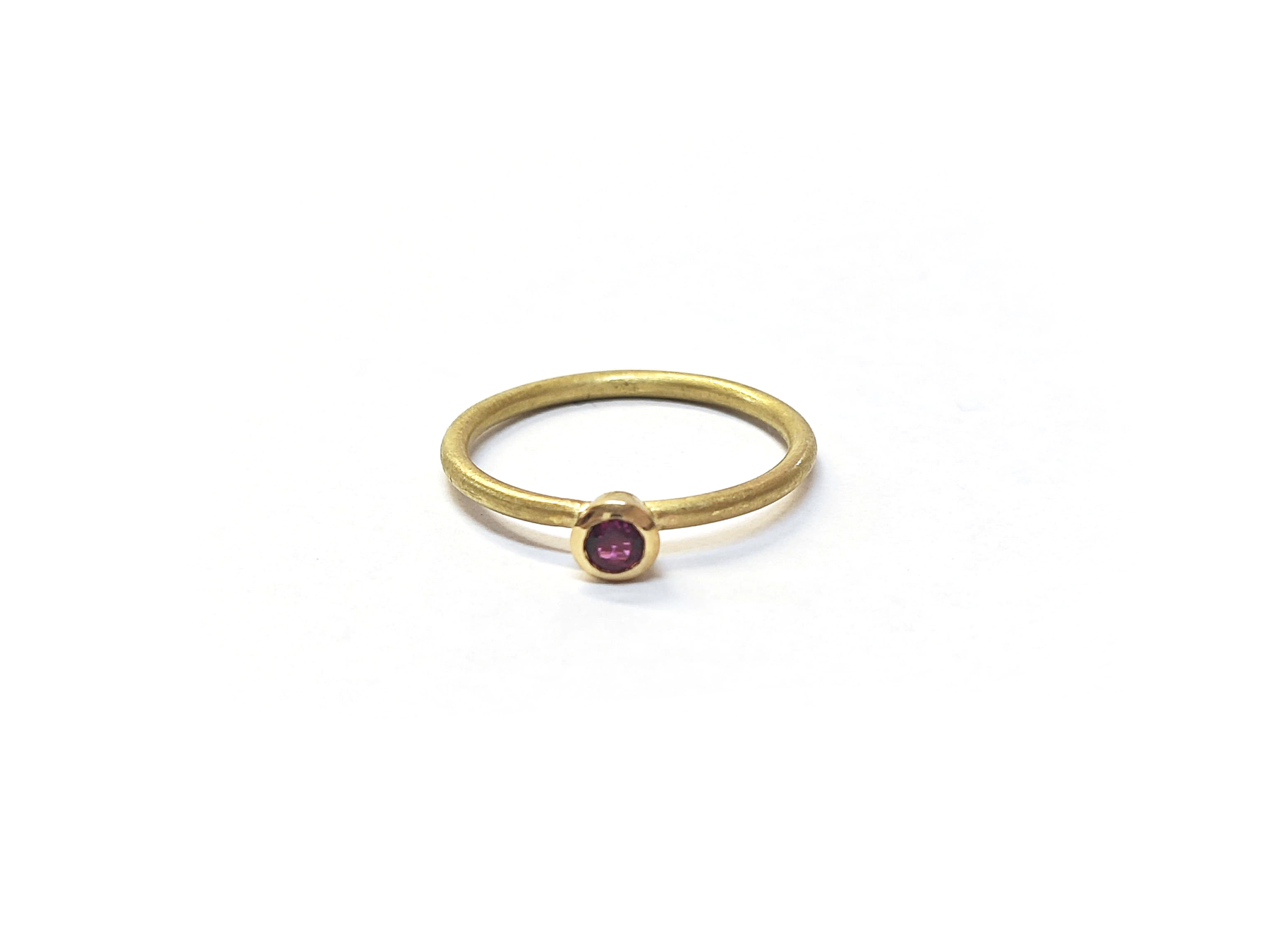 Ring Cullmann Gelbgold mit einen Amethyst mit facetiertem Schliff in Gelbgold