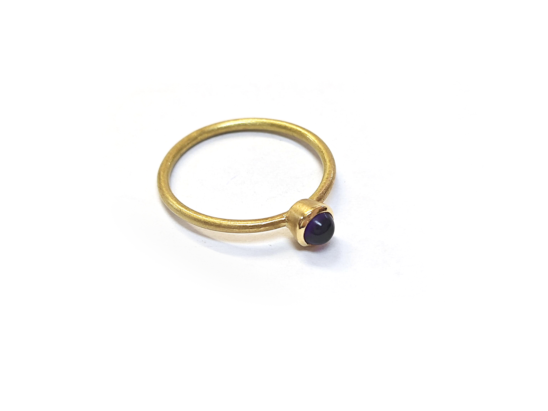 Ring Cullmann Gelbgold mit einen Amethystcabouchon mit in Gelbgold