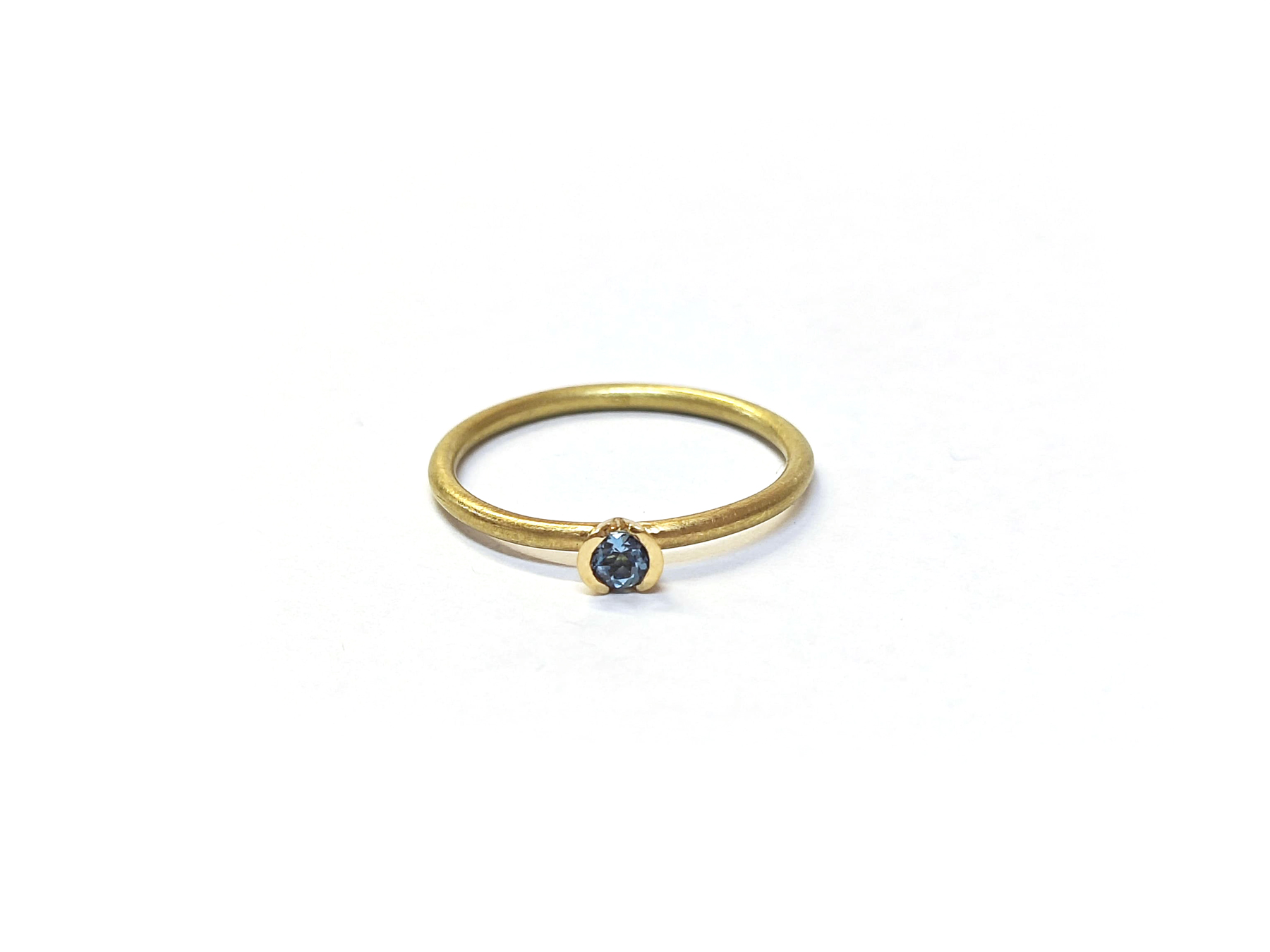 Ring Cullmann Gelbgold mit einen Aquamarin mit facetiertem Schliff in Gelbgold