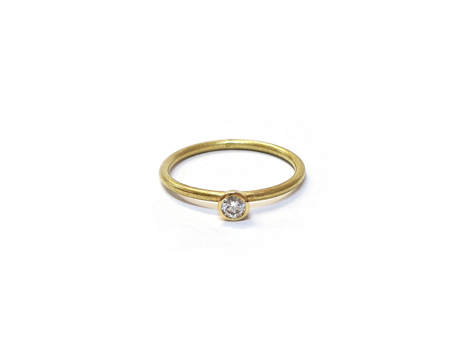 Handgefertigter Ring aus Gelbgold mit einem Brillanten 0,10ct