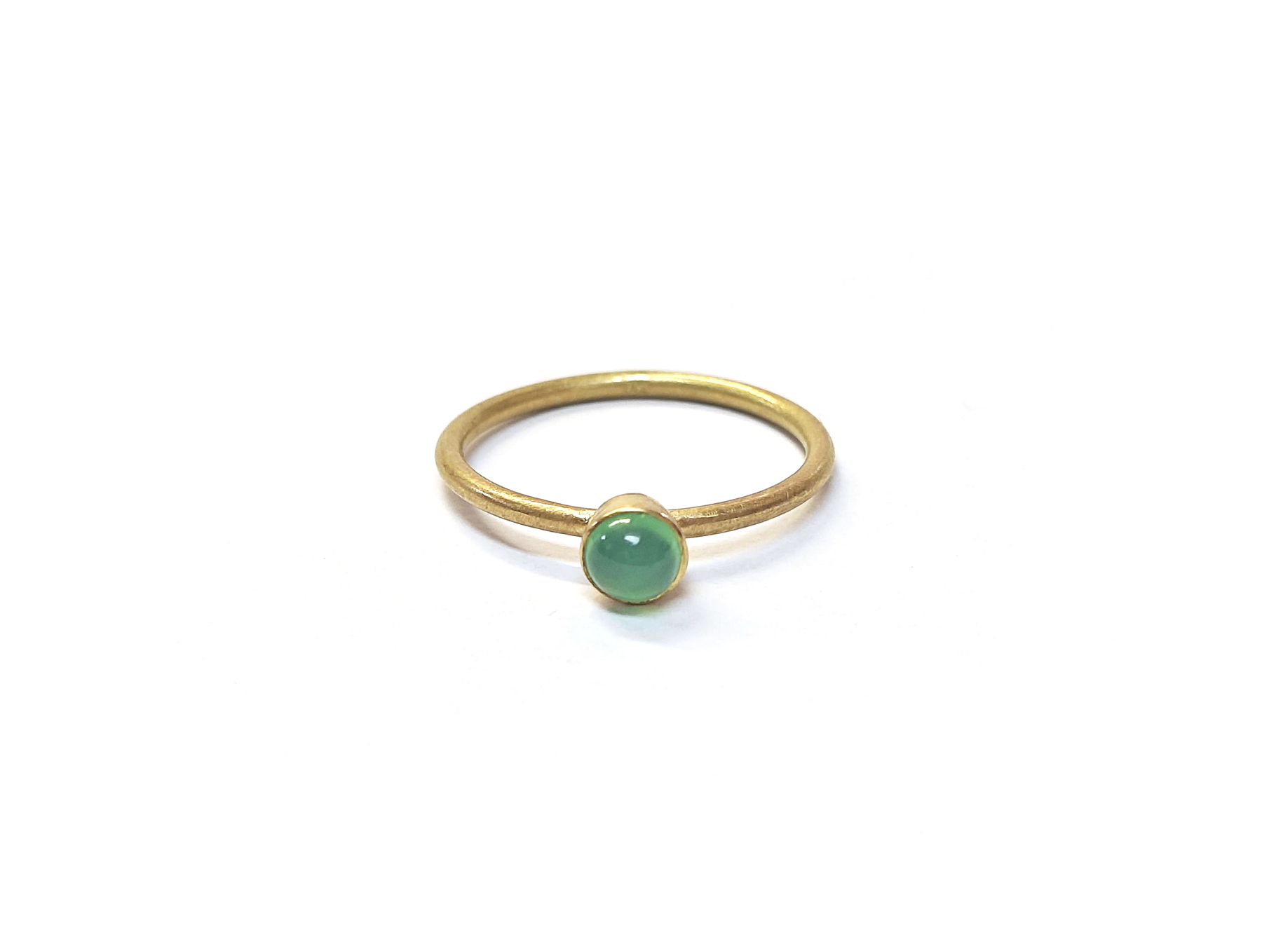 Ring in Gelbgold mit einem leuchtendem Chrysoprascabouchon
