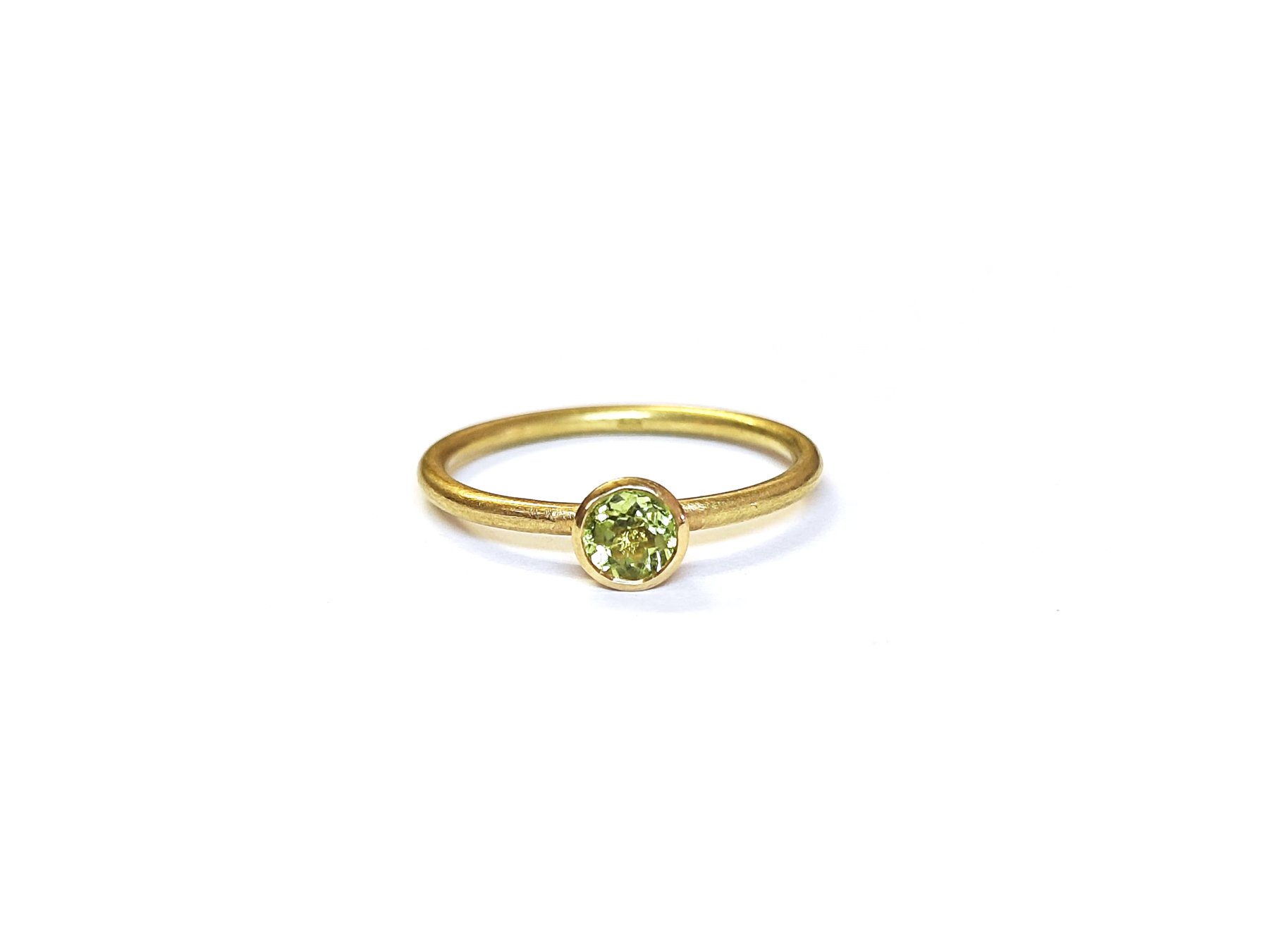 Handgefertigter Ring aus Gelbgold mit einem facettieten Peridot