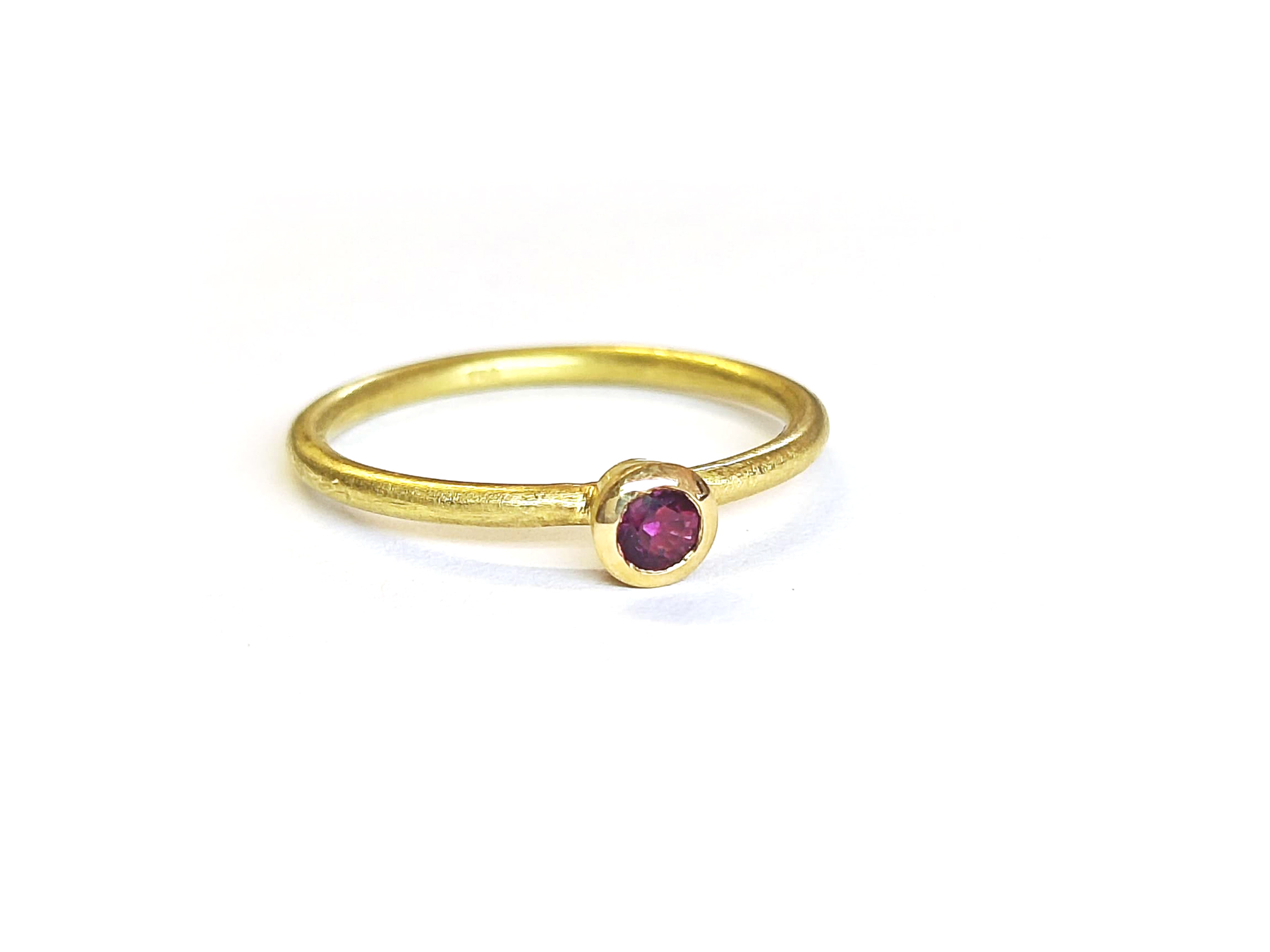 Ring Cullmann Gelbgold mit einen Rubin mit facetiertem Schliff in Gelbgold